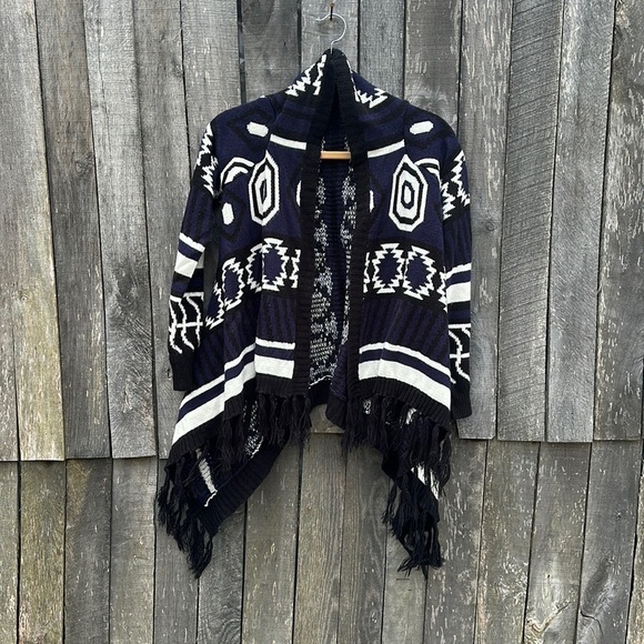 Charlotte Russe Asymettrical Fringe Shrug Wrap - Picture 2 of 11